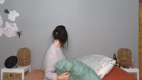 Snapshot of lucy1990xxx chatting on June 15, 9:06 pm Lucy online show from June 15, 9:06 pm