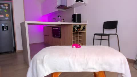 Snapshot of lucy__77 chatting on June 18, 4:11 pm Hello my name is Lucy nice to meet you thumb up is important for me kisses online show from June 18, 4:11 pm