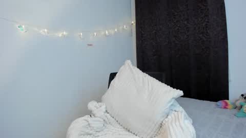 Snapshot of lucy_be chatting on December 4, 12:19 am Lucia online show from December 4, 12:19 am