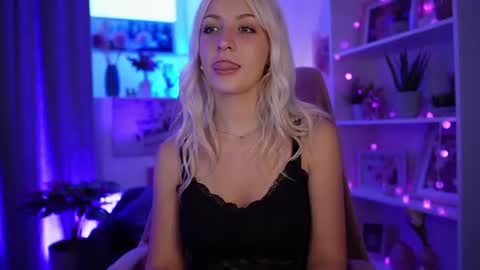 Snapshot of lucy_cutie_ chatting on June 28, 6:03 pm Cutie Lucy online show from June 28, 6:03 pm