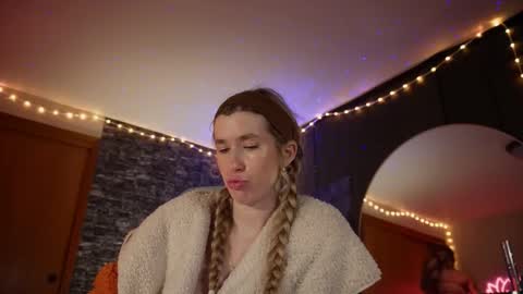 Snapshot of lucy_gooosey chatting on November 1, 1:51 am Lucy. online show from November 1, 1:51 am