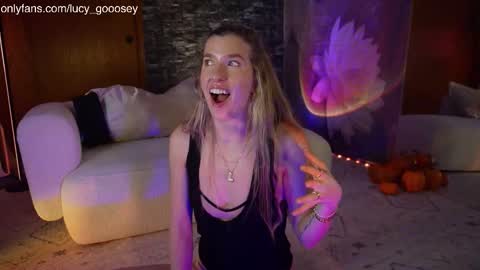 Snapshot of lucy_gooosey chatting on November 8, 12:11 am Lucy. online show from November 8, 12:11 am