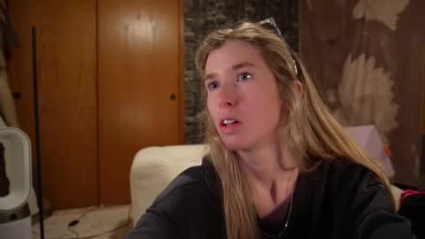 Snapshot of lucy_gooosey chatting on December 5, 3:26 am Lucy. online show from December 5, 3:26 am