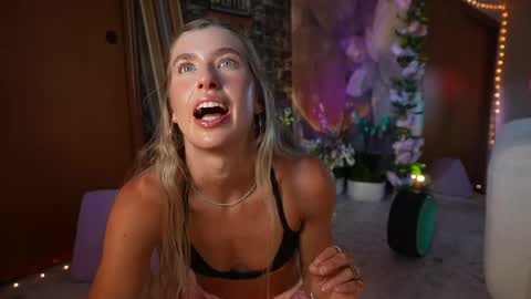 Snapshot of lucy_gooosey chatting on June 3, 1:52 am Lucy. online show from June 3, 1:52 am