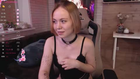 Snapshot of lucy_mirror chatting on September 11, 10:32 pm Lucy online show from September 11, 10:32 pm