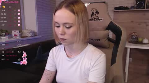 Snapshot of lucy_mirror chatting on September 13, 9:14 pm Lucy online show from September 13, 9:14 pm