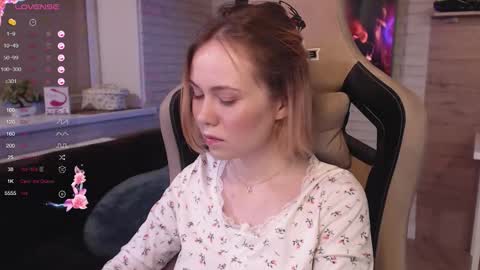 Snapshot of lucy_mirror chatting on October 9, 9:02 pm Lucy online show from October 9, 9:02 pm