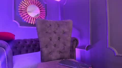 Snapshot of lucy_williiams chatting on December 4, 9:57 pm Lucy  online show from December 4, 9:57 pm