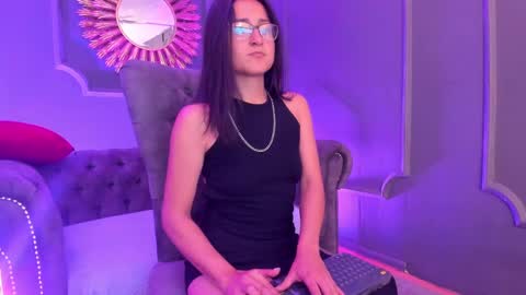 Snapshot of lucy_williiams chatting on December 9, 3:22 pm Lucy  online show from December 9, 3:22 pm