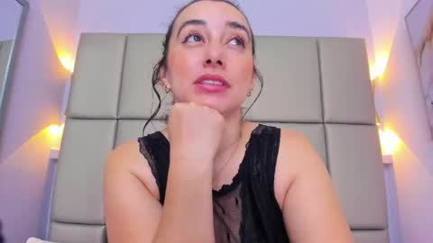 Snapshot of lucymendezz_ chatting on May 20, 12:00 pm Lucy online show from May 20, 12:00 pm
