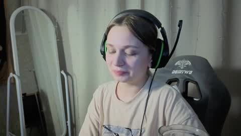 Snapshot of lucysbrain chatting on April 10, 8:02 pm Lucy online show from April 10, 8:02 pm