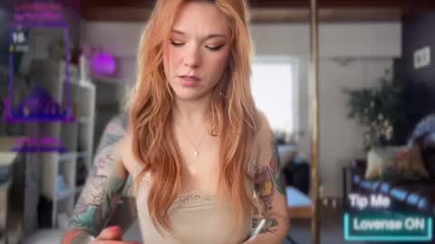 Snapshot of luebeam chatting on February 18, 8:03 pm Luubeam             INSTA luubeammm TWITTER lunaisreallycu1 online show from February 18, 8:03 pm