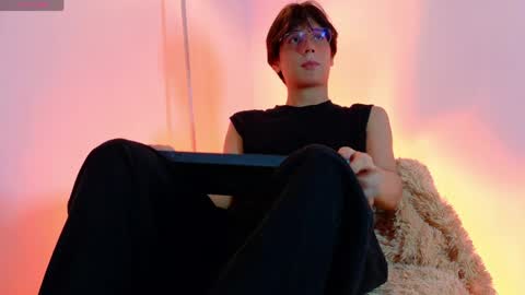 Snapshot of lui_x_dust chatting on March 17, 3:33 am Lui online show from March 17, 3:33 am