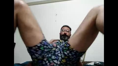 Snapshot of luis2988z chatting on December 5, 1:14 am Hairyman online show from December 5, 1:14 am