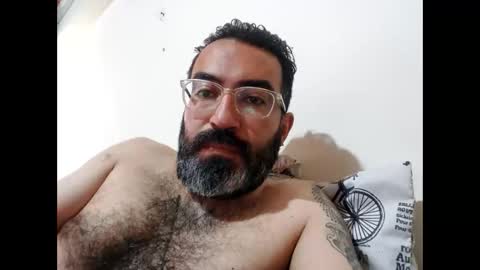 Snapshot of luis2988z chatting on December 15, 2:27 pm Hairyman online show from December 15, 2:27 pm