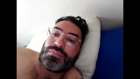 Snapshot of luis2988z chatting on December 29, 1:28 pm Hairyman online show from December 29, 1:28 pm