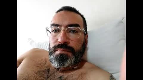 Snapshot of luis2988z chatting on February 16, 9:27 pm Hairyman online show from February 16, 9:27 pm