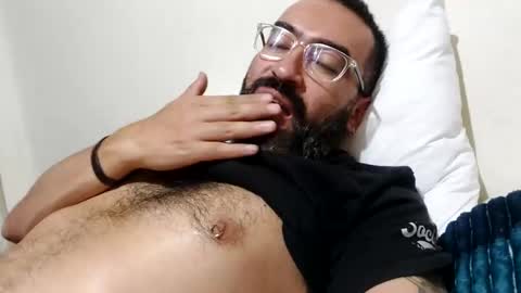 Snapshot of luis2988z chatting on February 17, 1:15 am Hairyman online show from February 17, 1:15 am