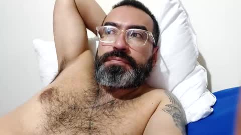 Snapshot of luis2988z chatting on February 19, 2:33 am Hairyman online show from February 19, 2:33 am