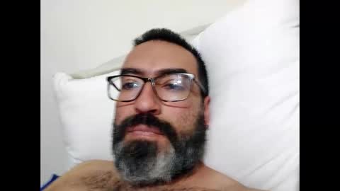 Snapshot of luis2988z chatting on February 28, 2:42 am Hairyman online show from February 28, 2:42 am