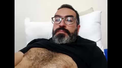 Snapshot of luis2988z chatting on March 1, 9:59 pm Hairyman online show from March 1, 9:59 pm