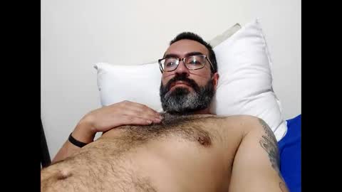 Snapshot of luis2988z chatting on March 5, 2:36 am Hairyman online show from March 5, 2:36 am