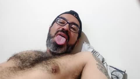 Snapshot of luis2988z chatting on September 10, 12:27 pm Hairyman online show from September 10, 12:27 pm