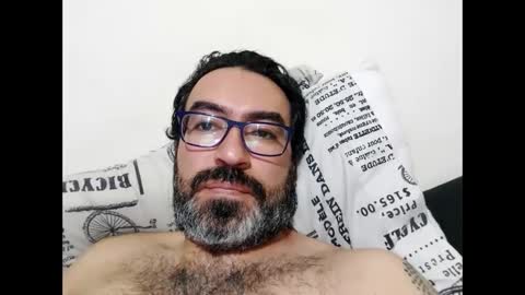 Snapshot of luis2988z chatting on October 1, 4:18 am Hairyman online show from October 1, 4:18 am