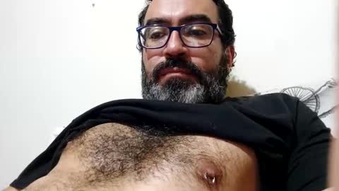 Snapshot of luis2988z chatting on October 15, 3:06 am Hairyman online show from October 15, 3:06 am