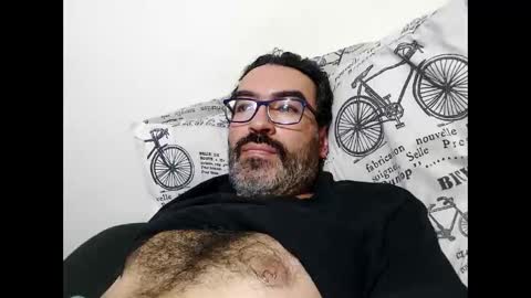 Snapshot of luis2988z chatting on November 16, 3:34 am Hairyman online show from November 16, 3:34 am