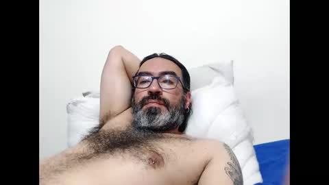 Snapshot of luis2988z chatting on May 3, 11:11 pm Hairyman online show from May 3, 11:11 pm