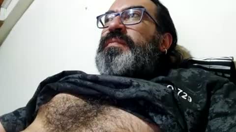 Snapshot of luis2988z chatting on June 24, 3:05 am Hairyman online show from June 24, 3:05 am
