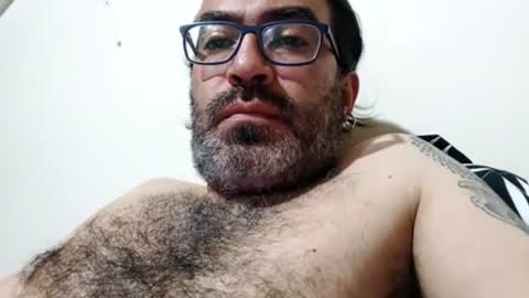 Snapshot of luis2988z chatting on July 4, 5:02 am Hairyman online show from July 4, 5:02 am