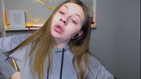 Snapshot of luizaheems_ chatting on December 4, 7:50 am Luiza online show from December 4, 7:50 am