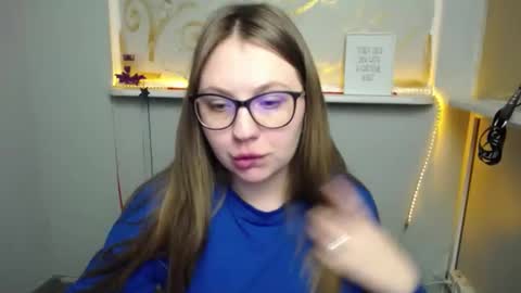 Snapshot of luizaheems_ chatting on December 16, 11:44 am Luiza online show from December 16, 11:44 am