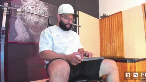 Snapshot of luke__09 chatting on May 10, 11:48 am LUKE online show from May 10, 11:48 am