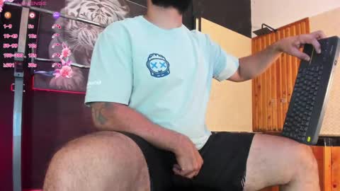 Snapshot of luke__09 chatting on May 27, 10:45 am LUKE online show from May 27, 10:45 am