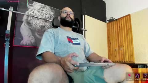 Snapshot of luke__09 chatting on May 28, 10:34 am LUKE online show from May 28, 10:34 am