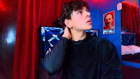 Snapshot of luke_howland chatting on June 1, 11:17 pm Luke online show from June 1, 11:17 pm