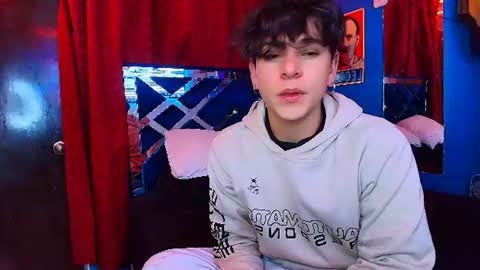 Snapshot of luke_howland chatting on June 12, 4:44 am Luke online show from June 12, 4:44 am
