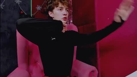 Snapshot of luke_sweet chatting on December 15, 11:47 am Luke online show from December 15, 11:47 am