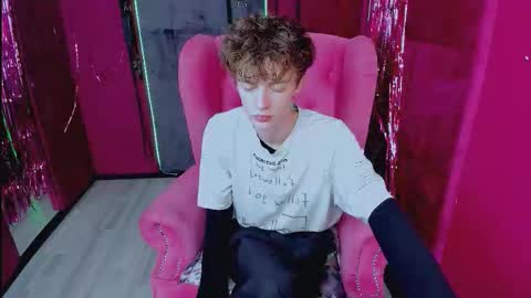 Snapshot of luke_sweet chatting on December 16, 10:31 am Luke online show from December 16, 10:31 am