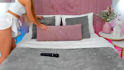 Snapshot of lullyfox chatting on October 18, 12:17 pm Cherie online show from October 18, 12:17 pm