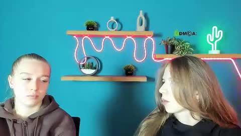 lulu_fly_ online show from October 17, 8:39 am