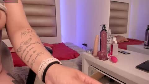 Snapshot of lulu_js_ chatting on November 13, 12:37 pm elizabeth online show from November 13, 12:37 pm