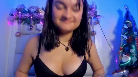 Snapshot of lulu_js_ chatting on December 14, 8:52 am elizabeth online show from December 14, 8:52 am