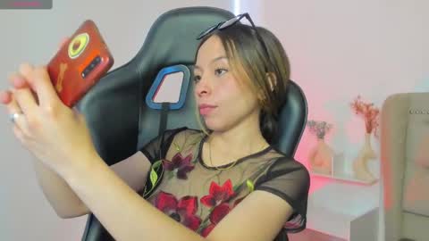 luluuberry online show from November 12, 1:44 pm