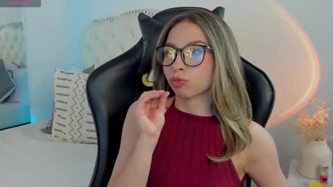 luluuberry online show from February 9, 8:35 pm