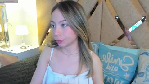 Snapshot of luluuberry chatting on June 1, 7:37 pm luluuberry online show from June 1, 7:37 pm