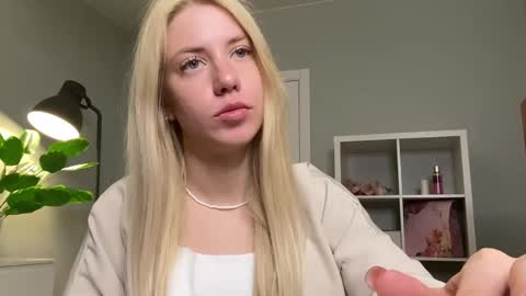 Snapshot of lumineess chatting on April 16, 9:39 pm Catherine online show from April 16, 9:39 pm